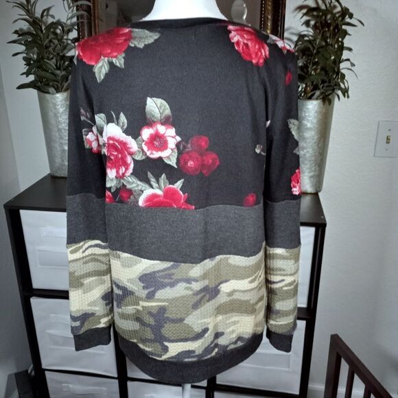 A.GAIN BLACK, CAMO, & FLORAL OVERSIZED PULLOVER SZ.S EUC - Picture 4 of 6